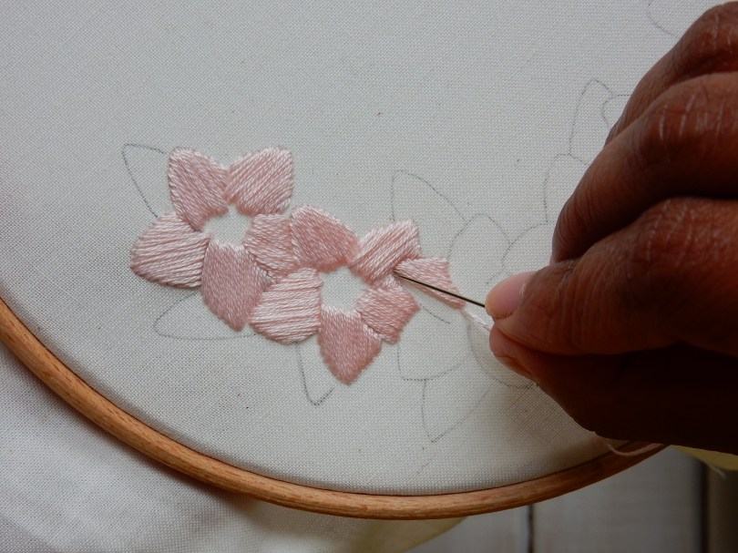 Blossom wreath satin stitch 1 DSCN5702