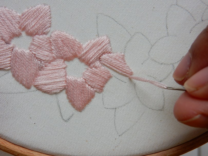 Blossom wreath satin stitch 2 DSCN5704
